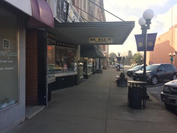 11 E Side Sq, Macomb, IL 61455